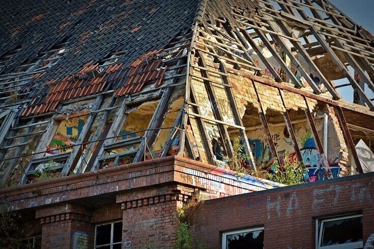 Rekonstrukcia-starej-poskodenej-strechy