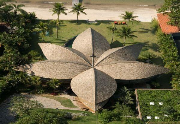 Plazovy-dom-v-Brazílii-strecha-v-tvare-kvetu