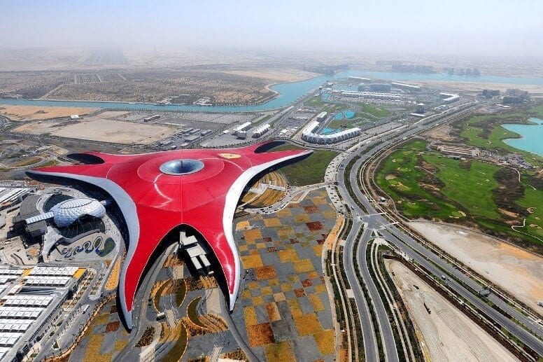Ferrari-World-Abu-Dhabi-budova-letecky-pohlad
