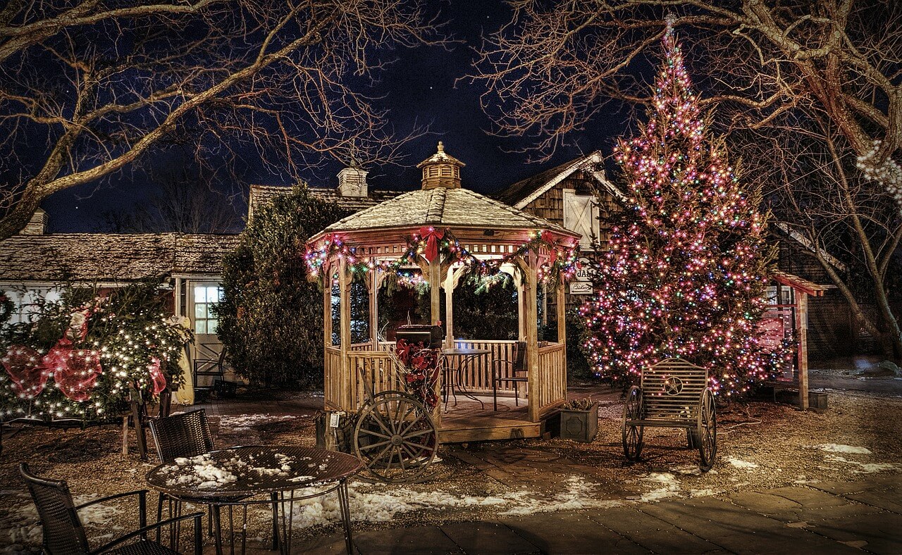 Vianocna-vyzdoba-vonku-svetelna-retaz-na-streche-altanok-vianocny-stromcek