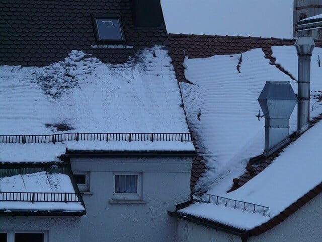 Sneh-na-streche-stresne-okno-dom