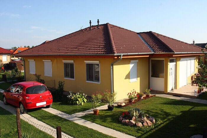 bungalov-dom-valbova-strecha-zahrada-auto