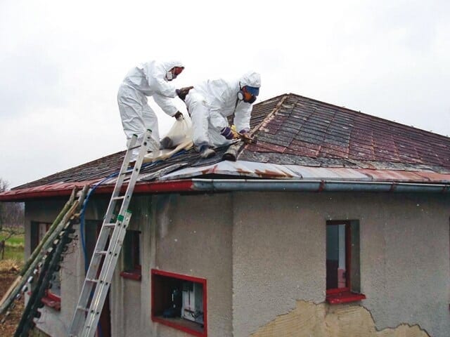 Odstranenie-eternitovej-strechy-pracovnici-na-streche-rebrik-stary-dom-oprava