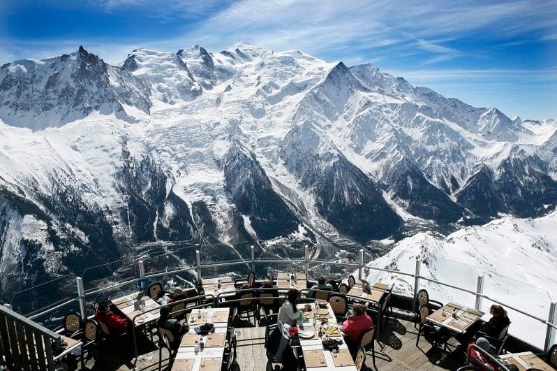 hotel-La-Panoramique-Chamonix-Francuzsko-pohlad-na-mont-blanc-v-alpach-romanticke-miesta-restauracia-na-streche