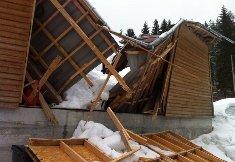 poistenie-strechy-pred-snehom-zlomena-strecha-poskodenie