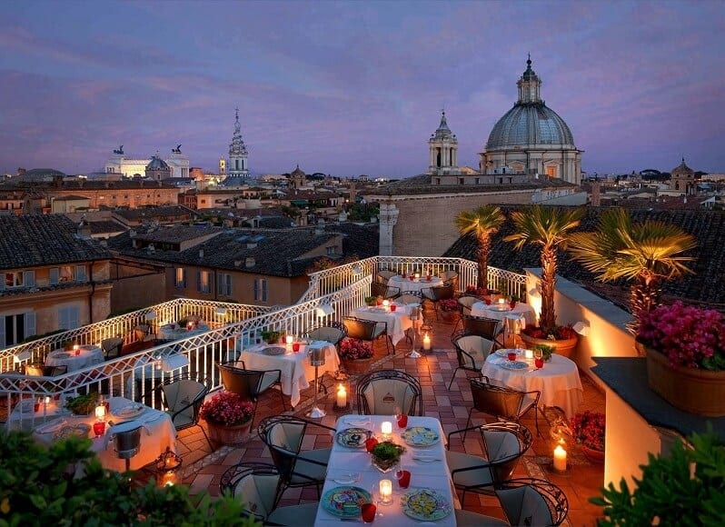Terrazza-Barmante-Hotel-Rafael-romanticka-resteuracia-na-streche-taliansko-vyhlad-na-baziliku