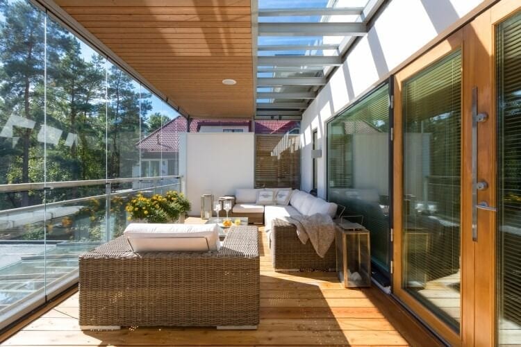 terasa-kombinacia-sklo-a-drevo-ratanovy-nabytok