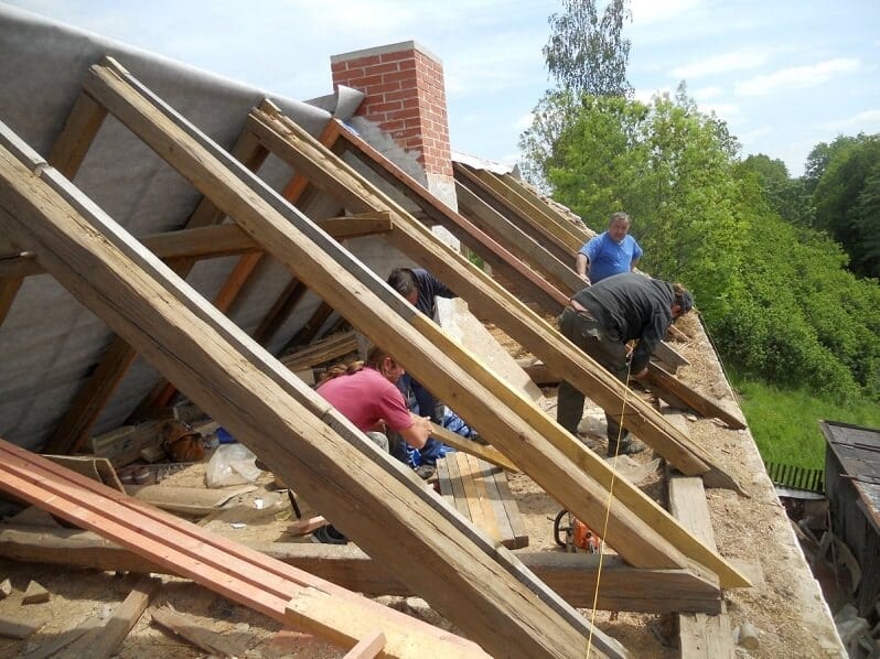 rekonstrukcia-strechy-pracovnici-na-stavbe-strechari-krov
