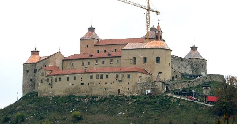 hrad-krasna-horka-rekonstrukcia-strechy-po-poziari