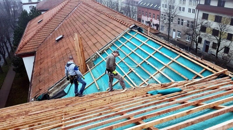 rekonstrukcia-strechy-latovanie-klampiari-na-streche-stresna-folia