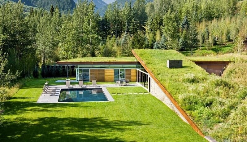 zelena-sikma-strecha-eko-trava-na-streche-moderny-dom-s-bazenom-travnik