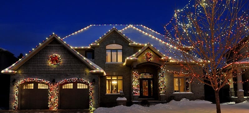 vianocna-vyzdoba-domu-a-strechy