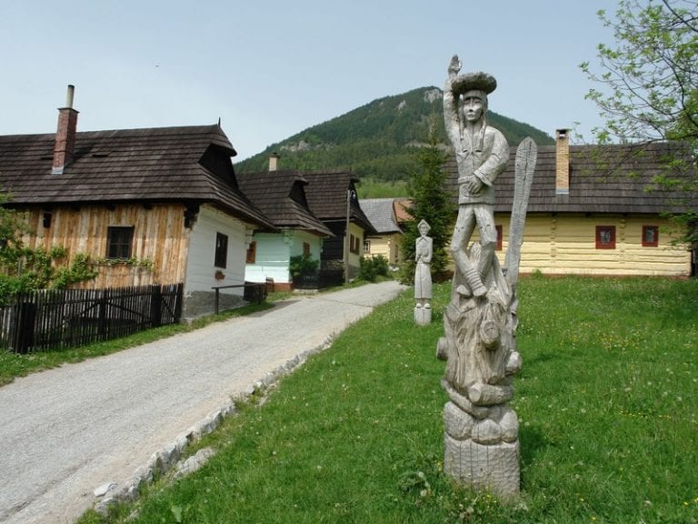 Vlkolinec-dedinka-drevenice-sochy-rezbarstvo-tradicia