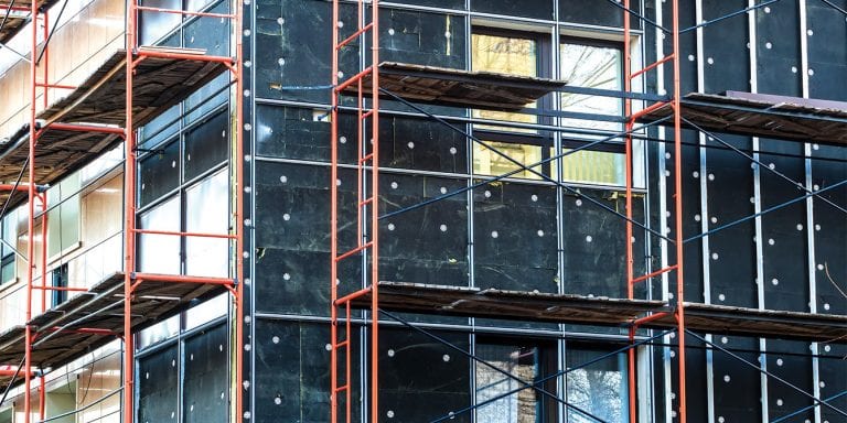 izolacia-obvodny-plast-budova-lesenie-okna